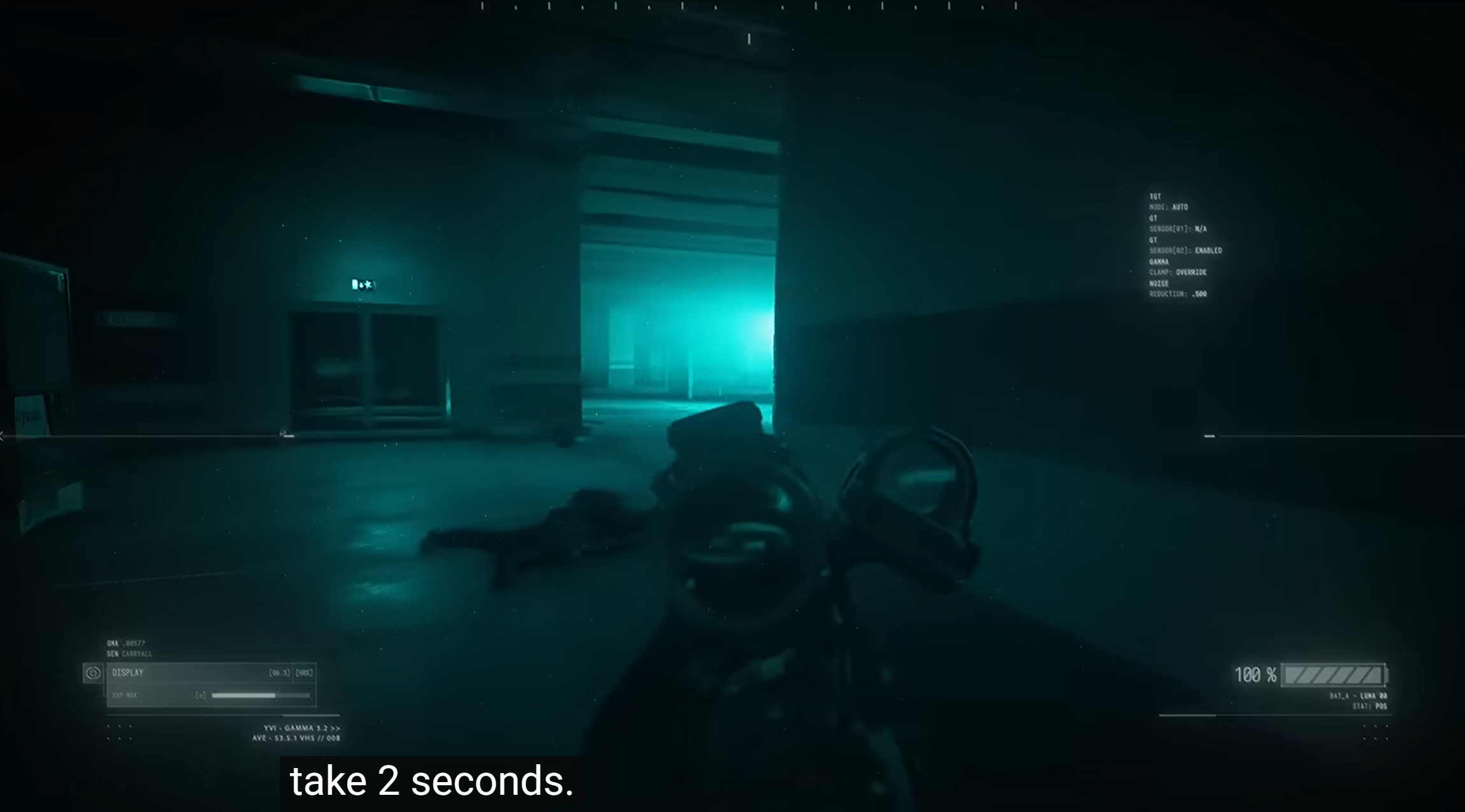 Vue à la première personne avec un fusil dans un couloir intérieur éclairé en bleu